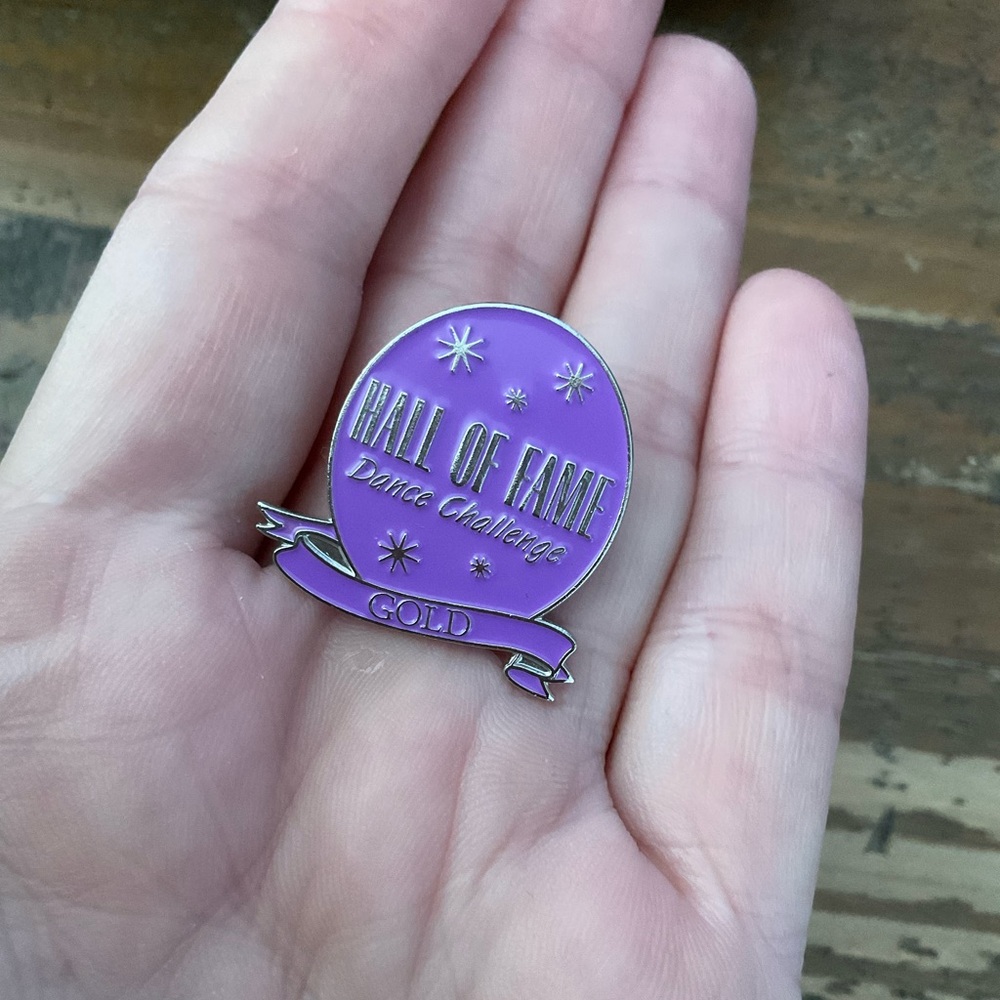 VINTAGE HALL OF FAME DANCE CHALLENGE GOLD SILVER TONE PIN